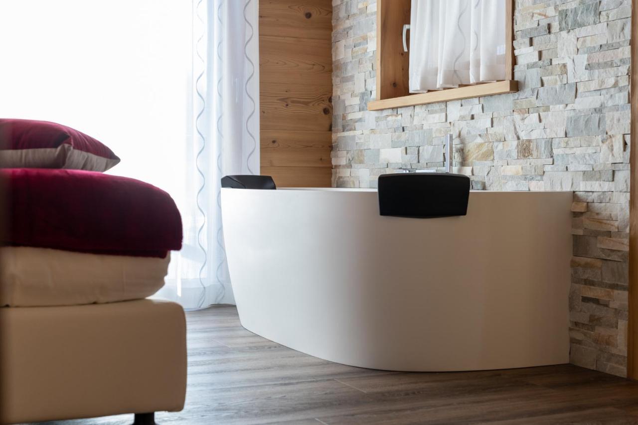 Chalet Imbosc'Che - 5 Beautiful Rooms In Charming B&B Livigno Exterior photo
